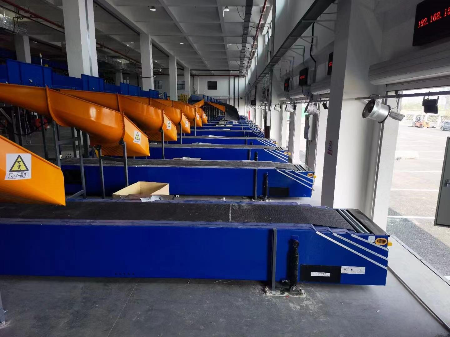 Telescopic belt conveyor handling parcels at an express facility