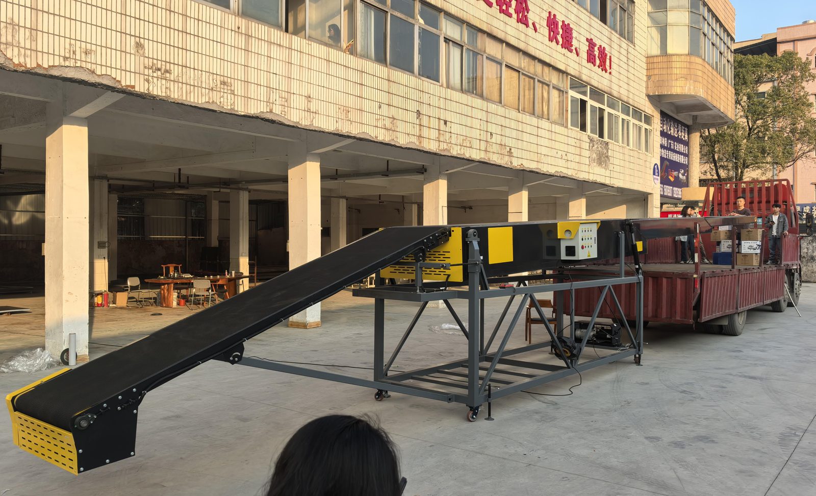 Express sorting facility with belt conveyor lines